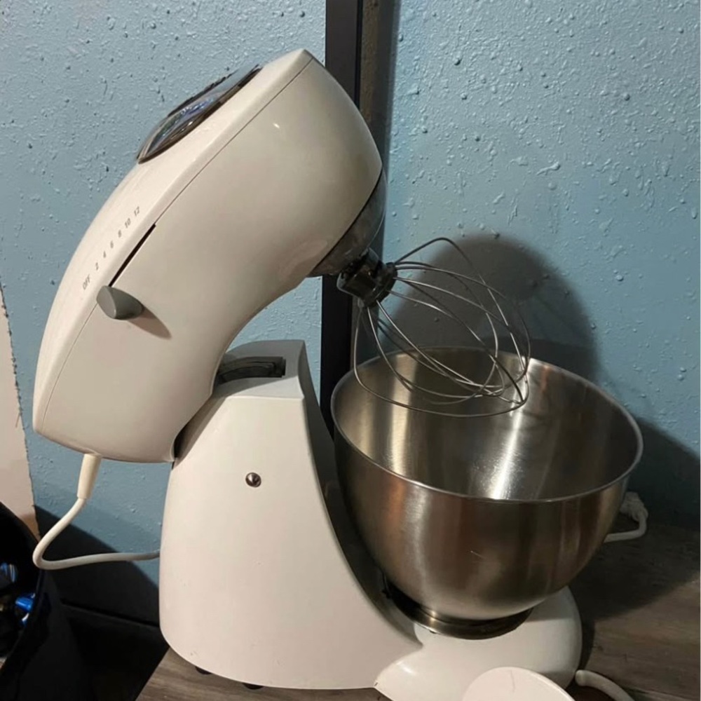 White Stand Mixer with Stainless Steel Bowl